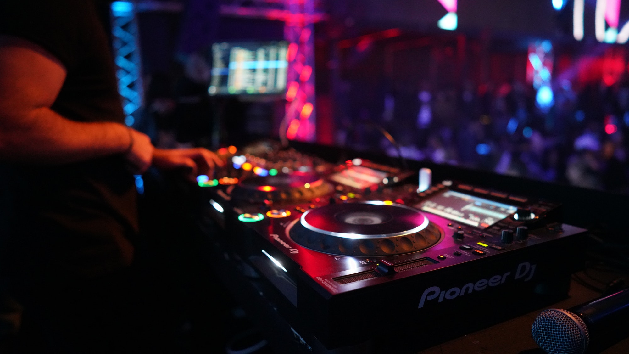 night-photography-nightclub-music-dj-system-.jpg